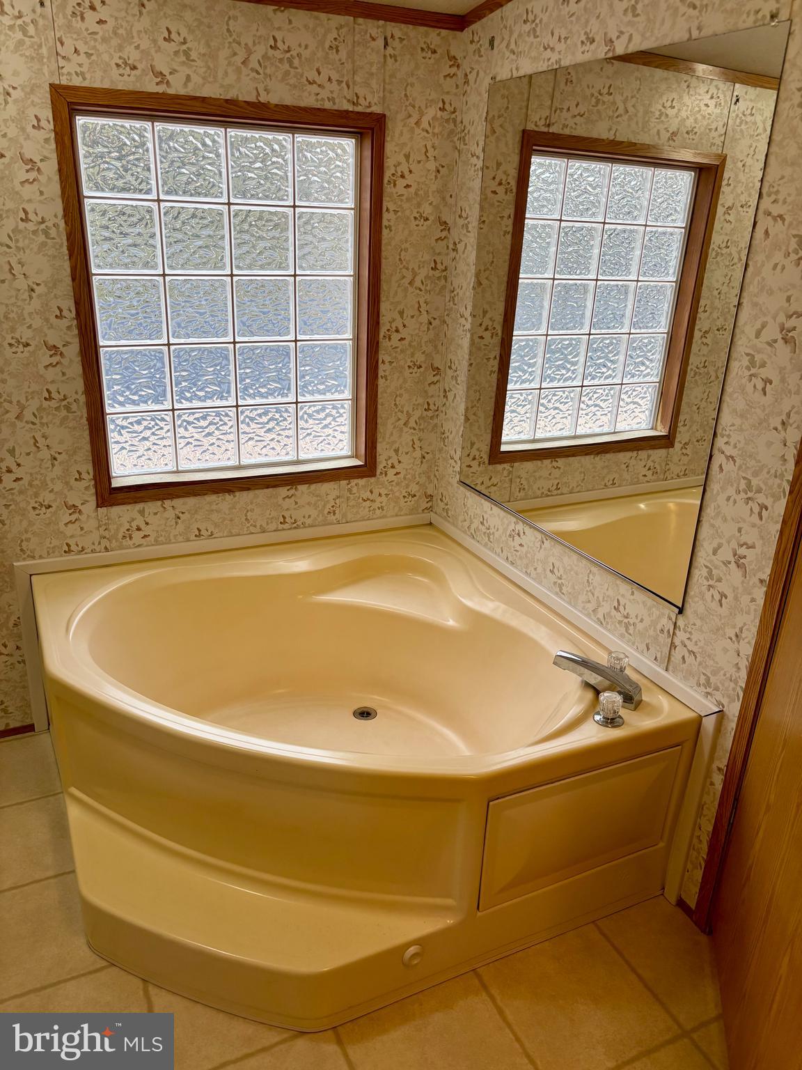 8568 Deer Road Slatington, PA 18080 - Photo 11 of 37 a bath tub sitting next to a window