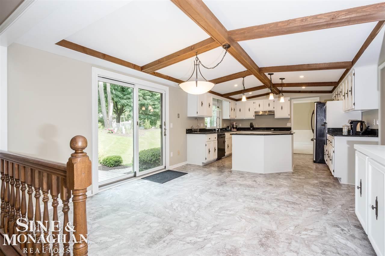 422 Lake Forest Road Rochester Hills, MI 48309 - Photo 16 of 59