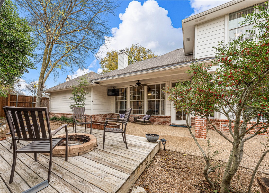 3313 Fox Hollow Circle Waco, TX 76708 - Photo 78 of 88 a view of a chairs and table in the patio