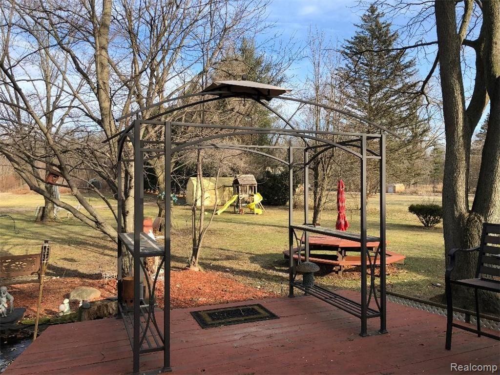 33200 King Road New Boston, MI 48164 - Photo 5 of 17 KING BACK YD.jpg