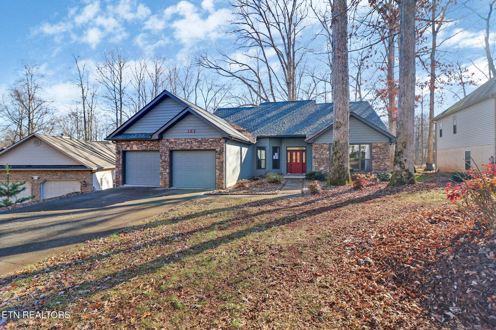 121 Inata Circle Loudon, TN 37774 - Photo 2 of 52 if1a3907-if1a3911