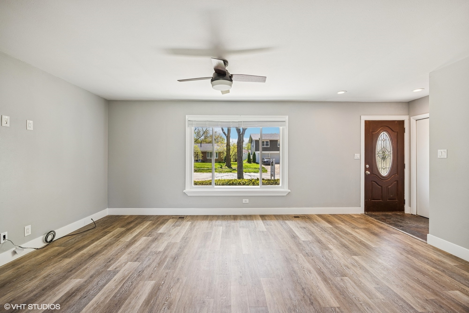 1460 Rosedale Lane Hoffman Estates, IL 60169 - Photo 3 of 27 Gallery Image 3