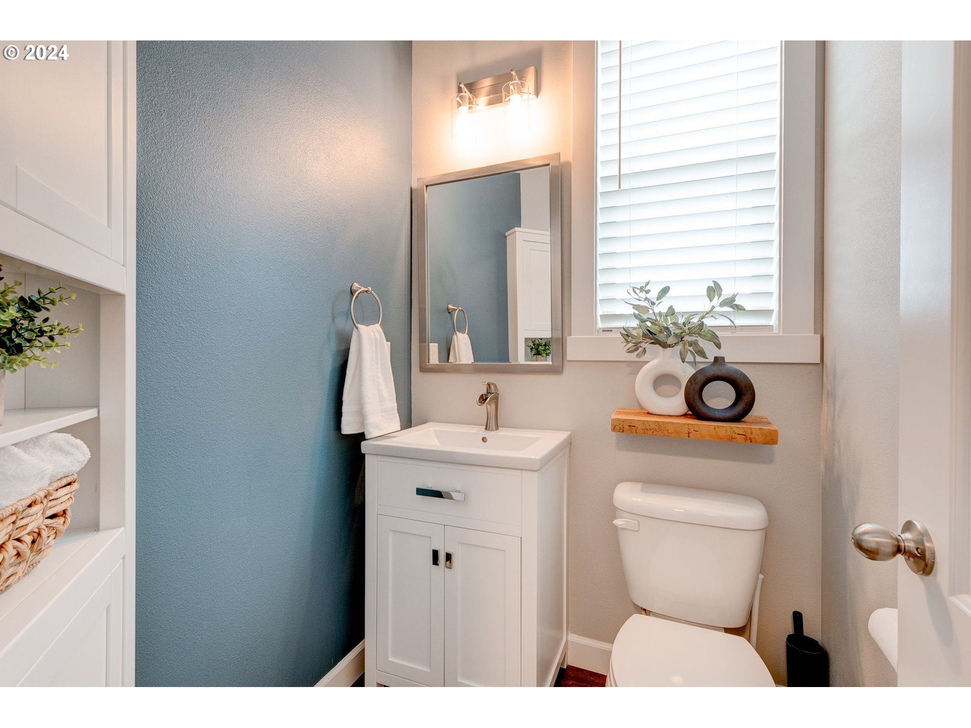 3293 North 10th Street Ridgefield, WA 98642 - Photo 7 of 47 a bathroom with a toilet a sink and mirror