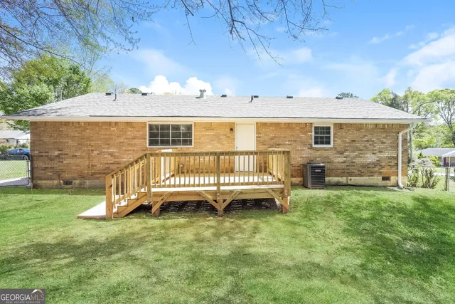 a view of a house with a backyard