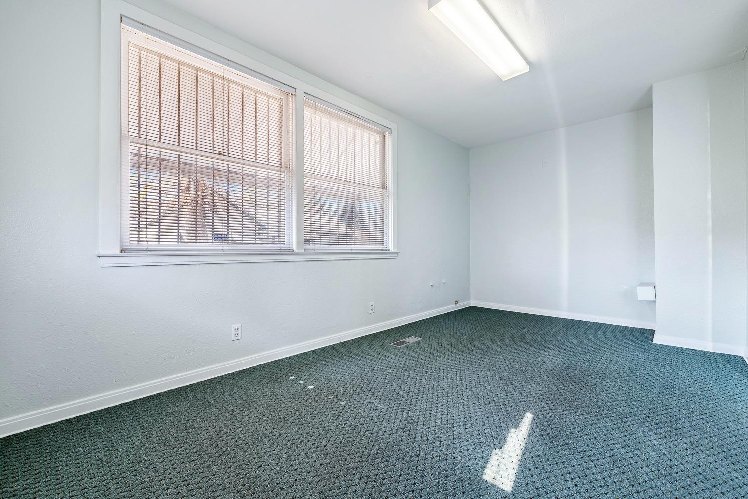 235 North Fulton Street Fresno, CA 93701 - Photo 31 of 43 an empty room with a window