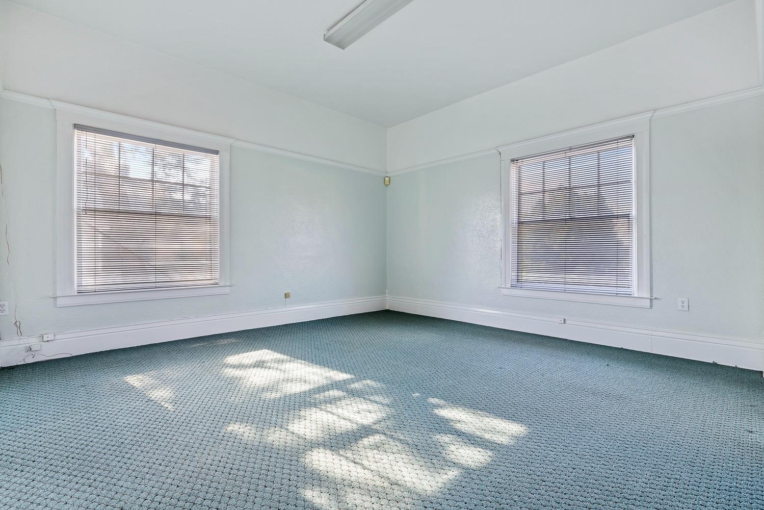 235 North Fulton Street Fresno, CA 93701 - Photo 39 of 43 an empty room with a window