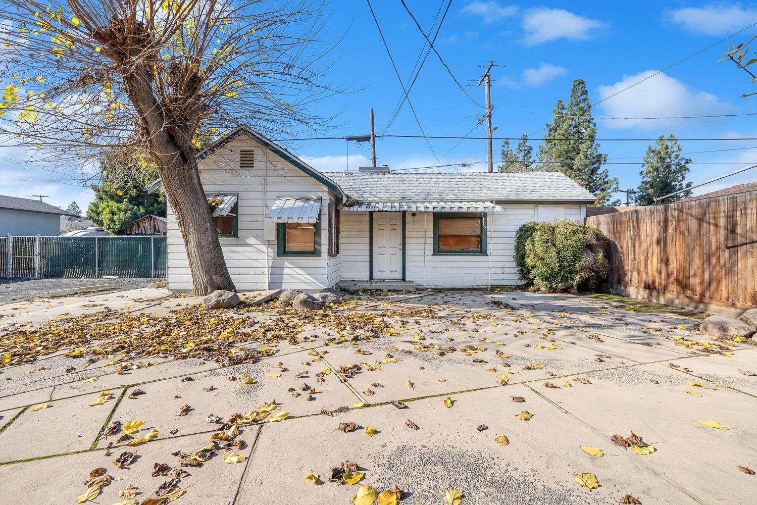 235 North Fulton Street Fresno, CA 93701 - Photo 9 of 43 a backyard of a house