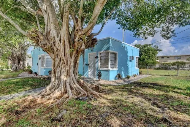 a view of a house with a yard