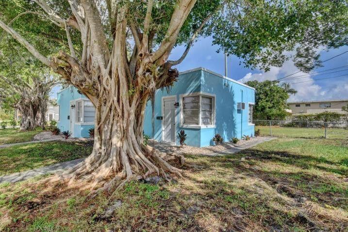 3000 Broadway Avenue, Unit 3 West Palm Beach, FL 33407 - Photo 2 of 19 a view of a house with a yard