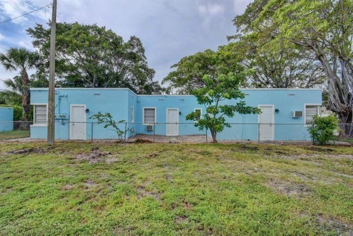 3000 Broadway Avenue, Unit 3 West Palm Beach, FL 33407 - Photo 4 of 19 a backyard of a house