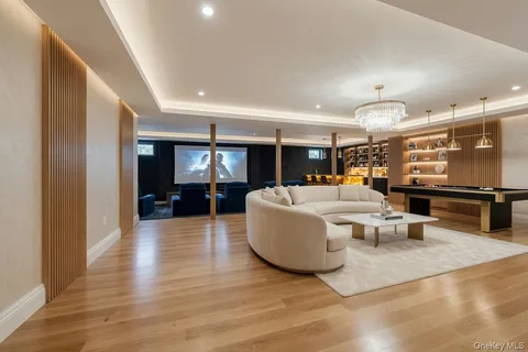 $1,750,000 | 4 Laurelwood Court, Dix Hills, NY 11746