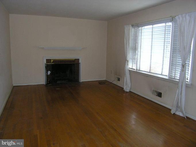 411 Delaware Road Frederick, MD 21701 - Photo 2 of 12 Living Room