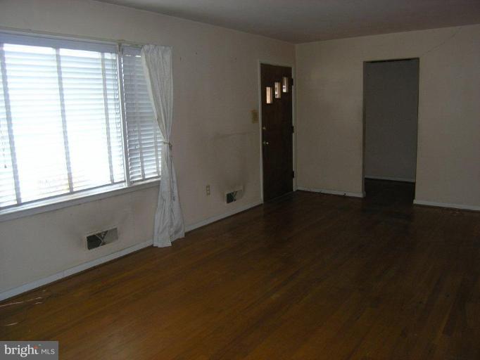 411 Delaware Road Frederick, MD 21701 - Photo 3 of 12 Entrance / Foyer