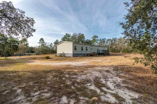 a view of residential houses with yard