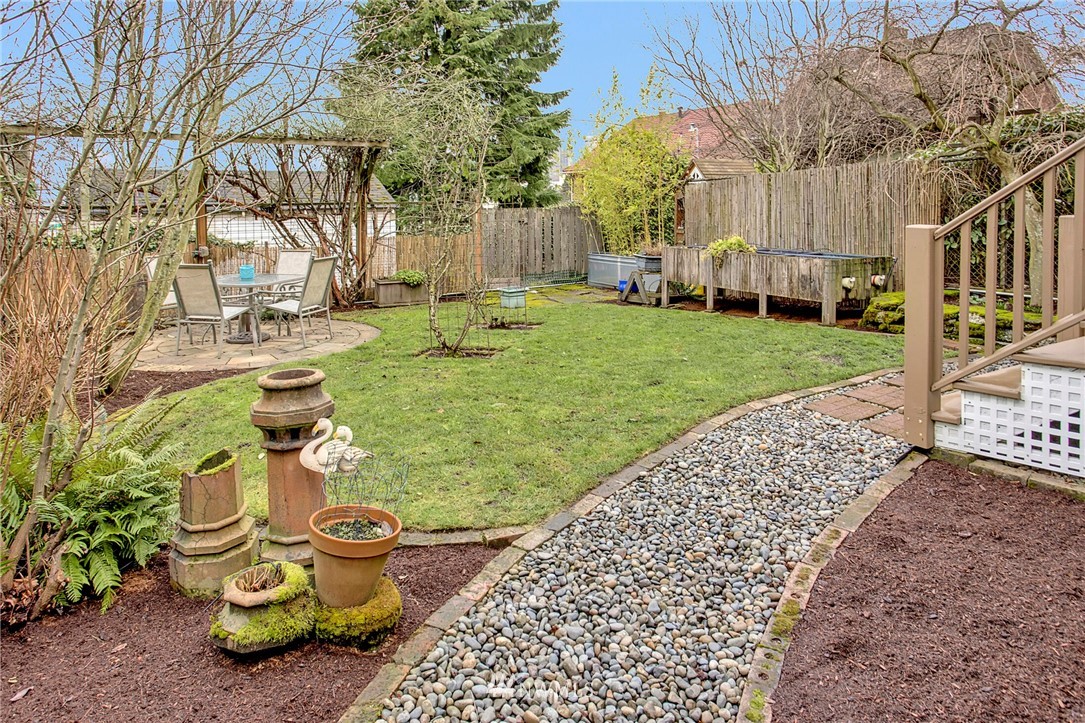 815 20th Avenue South Seattle, WA 98144 - Photo 31 of 33 a view of a garden with a tree
