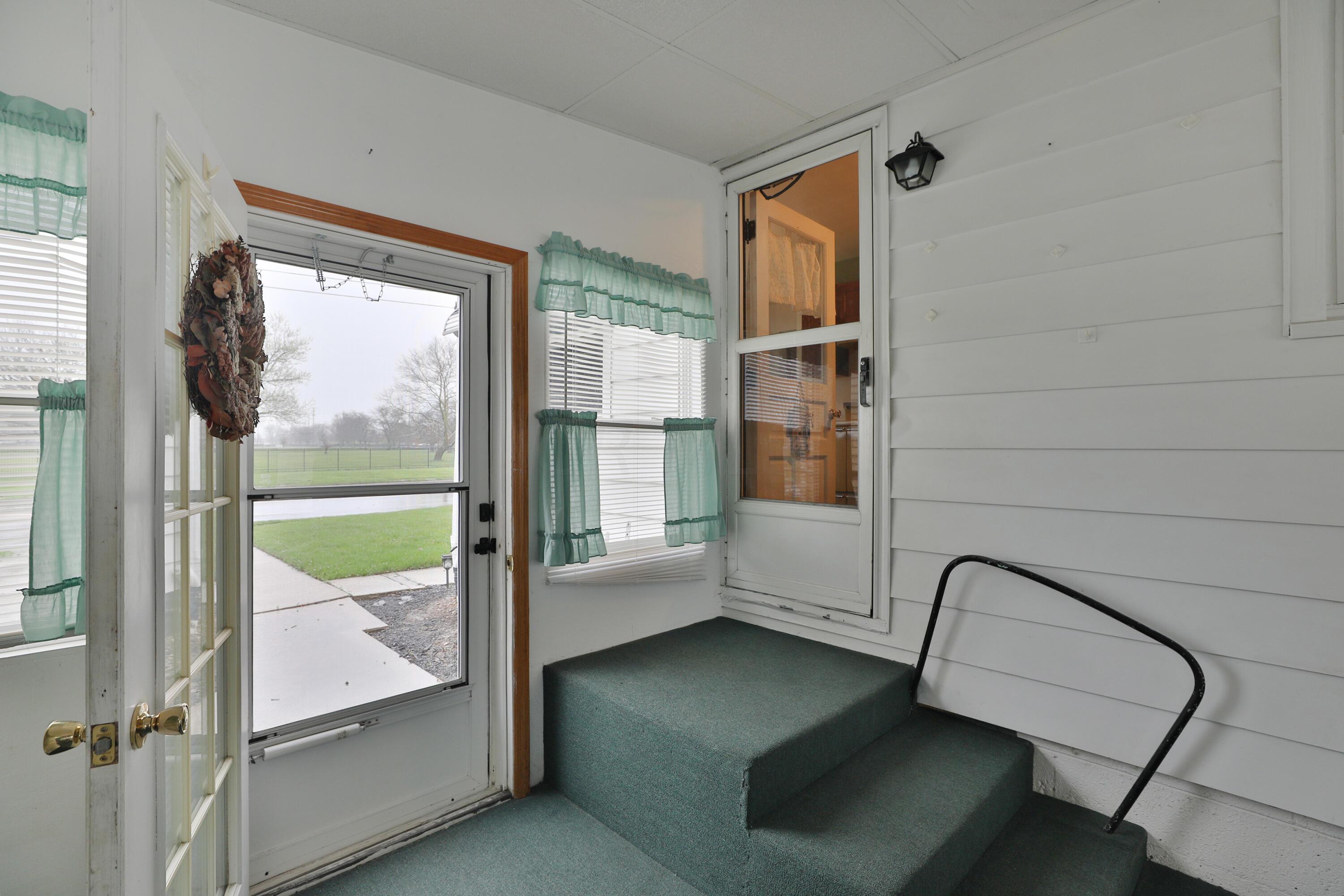 645 Morse Road Columbus, OH 43214 - Photo 31 of 41 Three Season Room