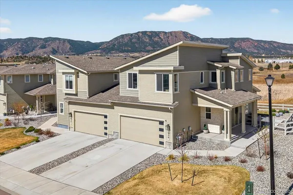 a view of a livingroom with furniture