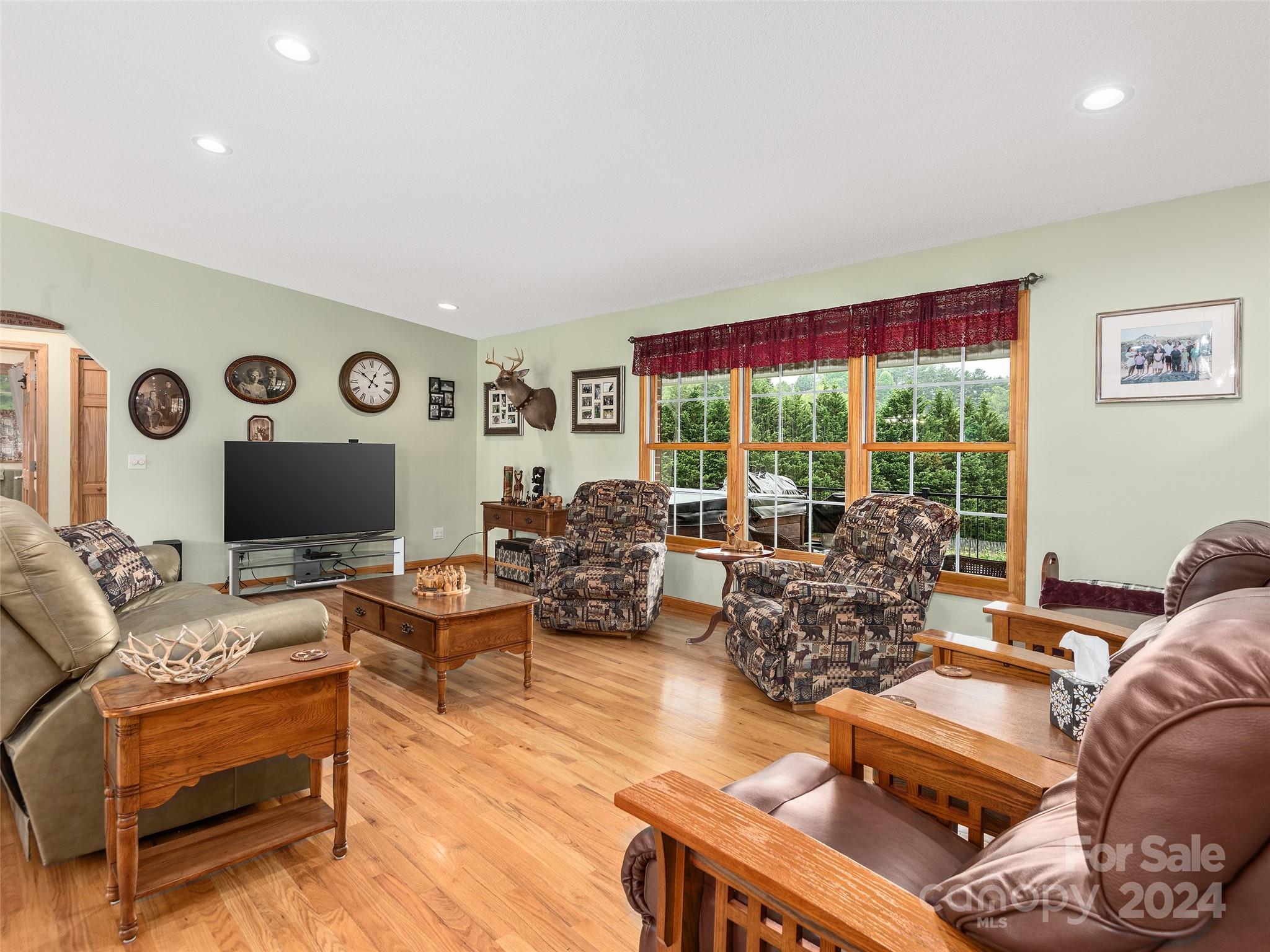 4198 Pigeon Road Waynesville, NC 28786 - Photo 6 of 39 Gallery Image 6