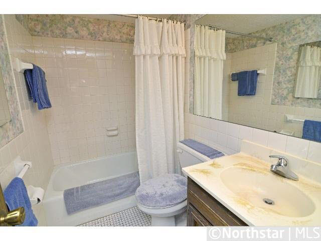 2224 Kings Valley Road Golden Valley, MN 55427 - Photo 11 of 17 Gallery Image 11