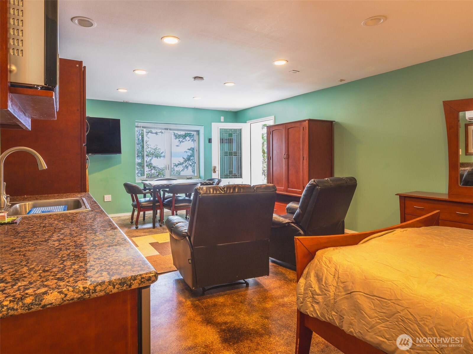 291 Pleasant Harbor Road Brinnon, WA 98320 - Photo 15 of 40 a living room with furniture