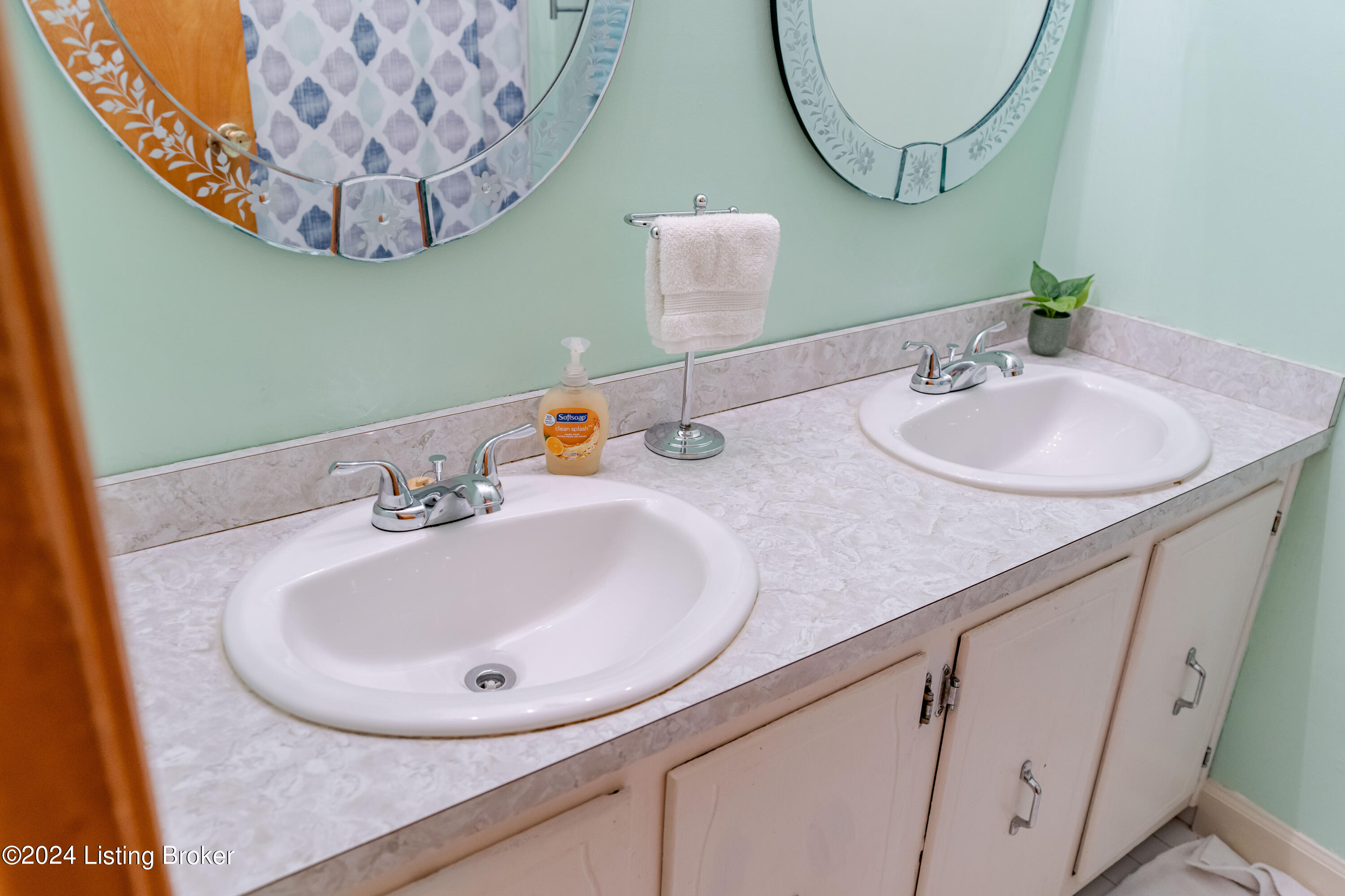 7904 Naples Road Louisville, KY 40219 - Photo 10 of 42 DSC00645