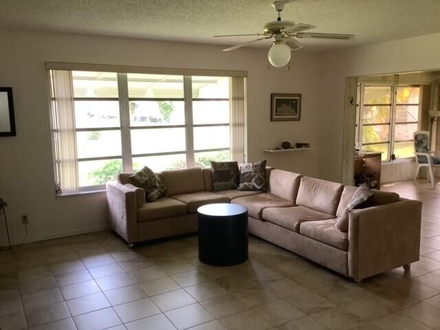 4855 Northwest 2nd Street, Unit D Delray Beach, FL 33445 - Photo 2 of 14 Living Eoom