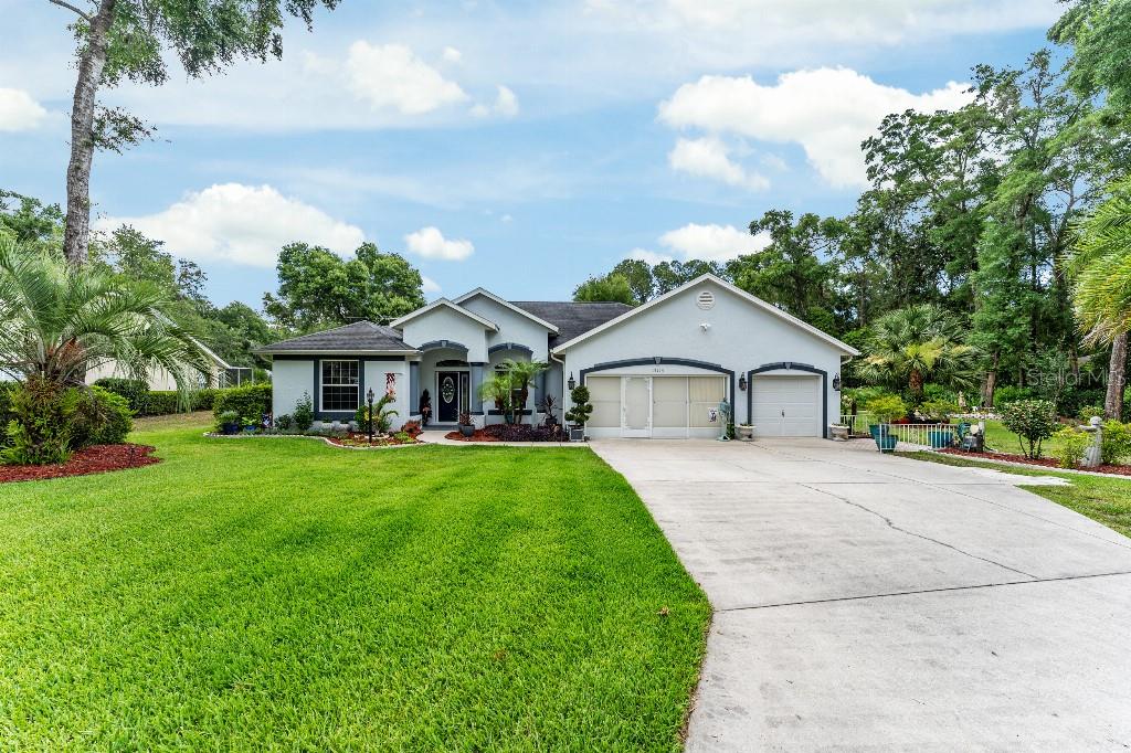 19115 Southwest 98th Loop Dunnellon, FL 34432 - Photo 4 of 36 a front view of house with yard and green space