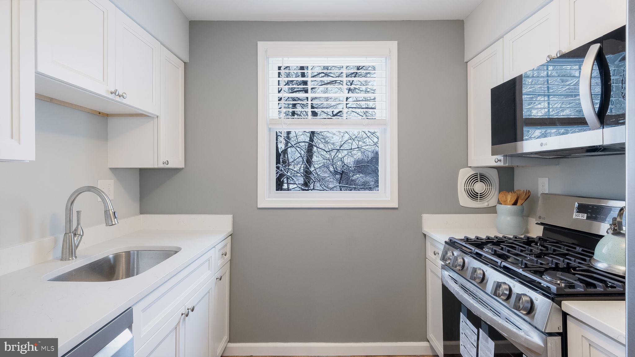 1155 York Rd., Unit J3 Warminster, PA 18974 - Photo 4 of 11 AN UPDATED KITCHEN TO ENJOY