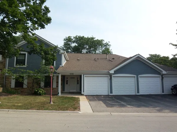 $2,300 | 1546 Williamsburg Drive, Unit C1, Schaumburg, IL 60193