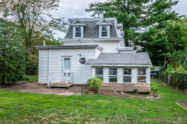 a view of a back yard