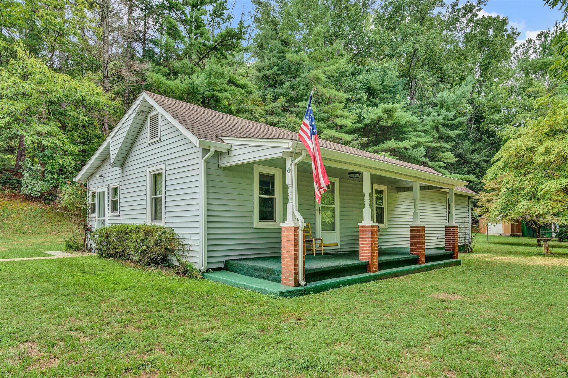 3993 Jae Valley Road Roanoke, VA 24014 - Photo 1 of 34 01-090820210001