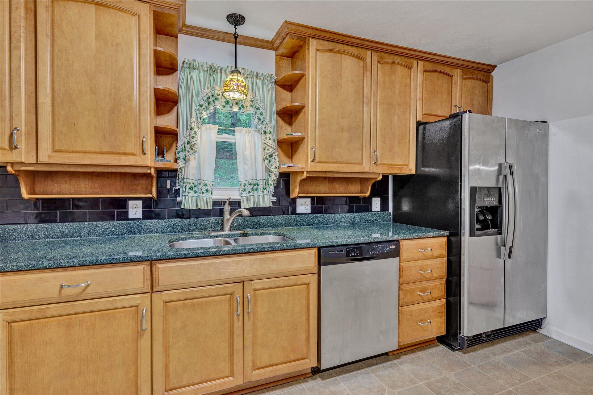 3993 Jae Valley Road Roanoke, VA 24014 - Photo 11 of 34 09-090820210009