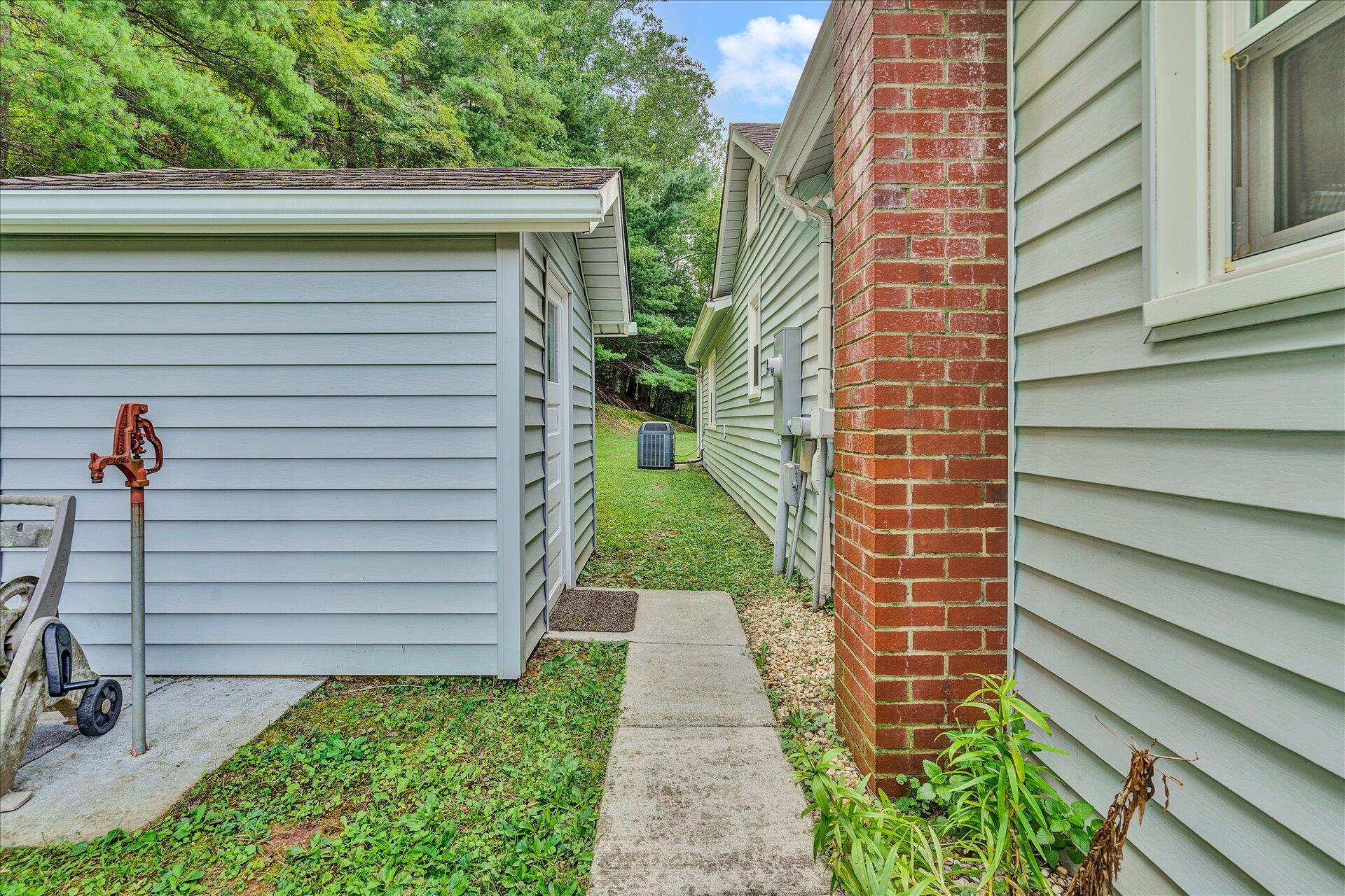 3993 Jae Valley Road Roanoke, VA 24014 - Photo 22 of 34 20-090820210020