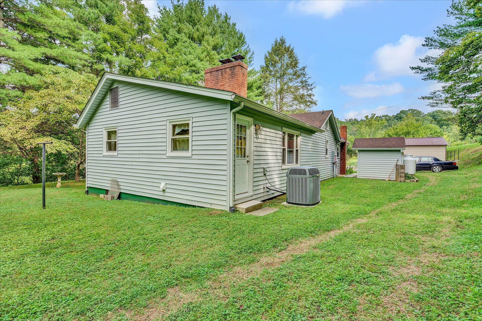 3993 Jae Valley Road Roanoke, VA 24014 - Photo 25 of 34 23-090820210022