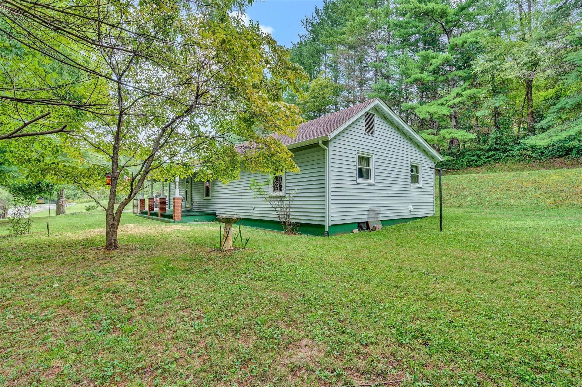 3993 Jae Valley Road Roanoke, VA 24014 - Photo 3 of 34 03-090820210003