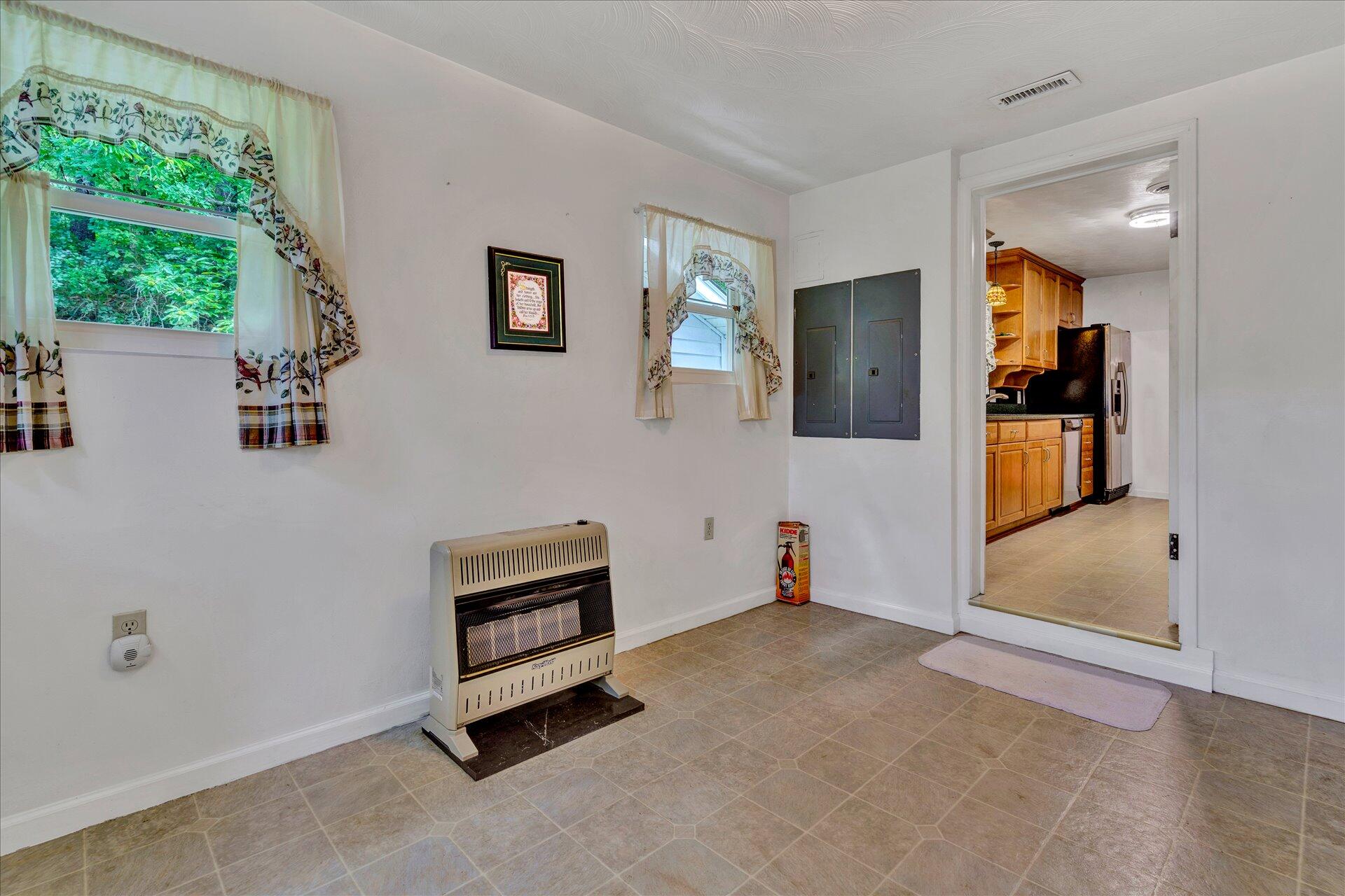3993 Jae Valley Road Roanoke, VA 24014 - Photo 8 of 34 06-090820210006