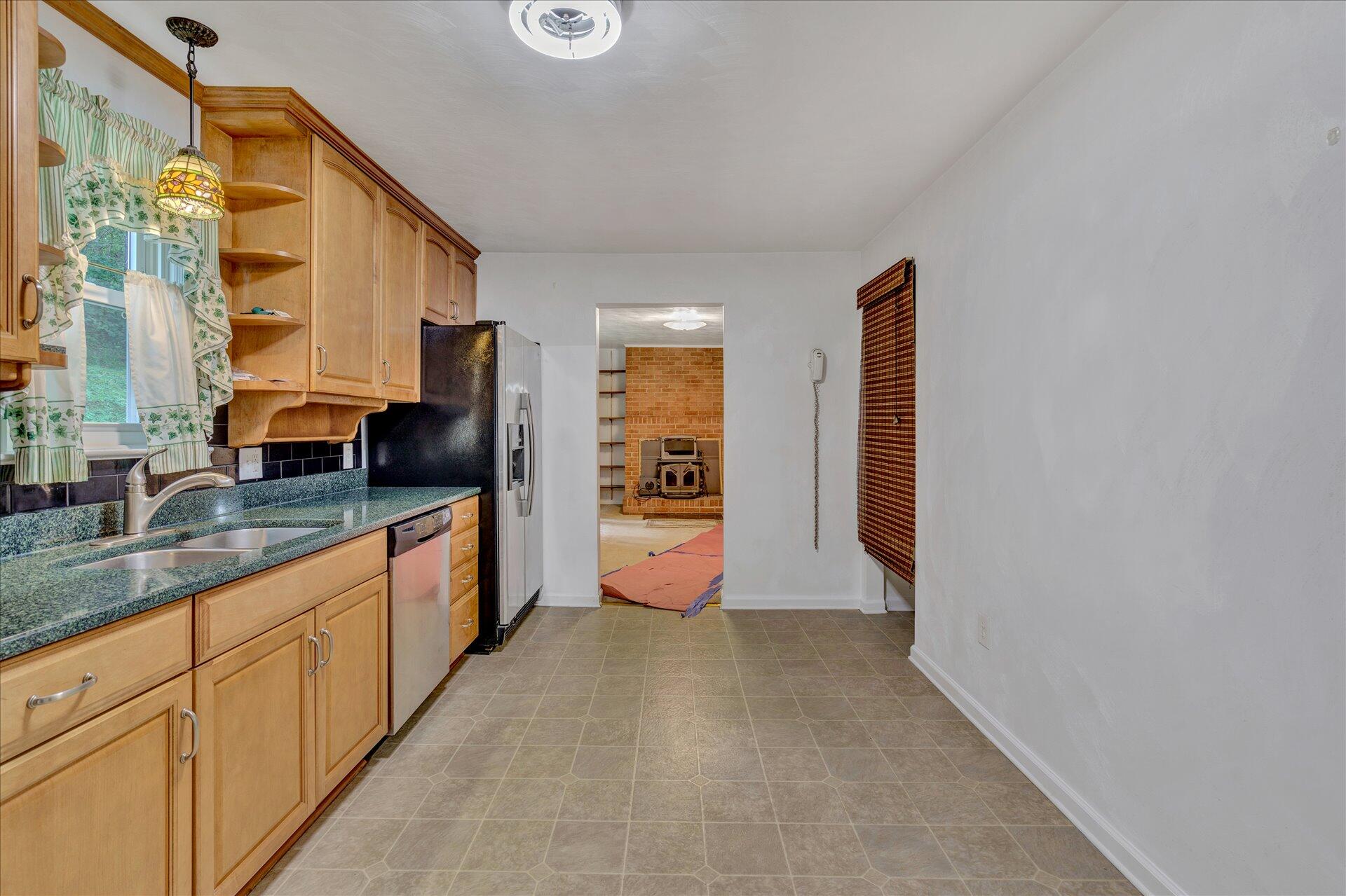 3993 Jae Valley Road Roanoke, VA 24014 - Photo 10 of 34 08-090820210008