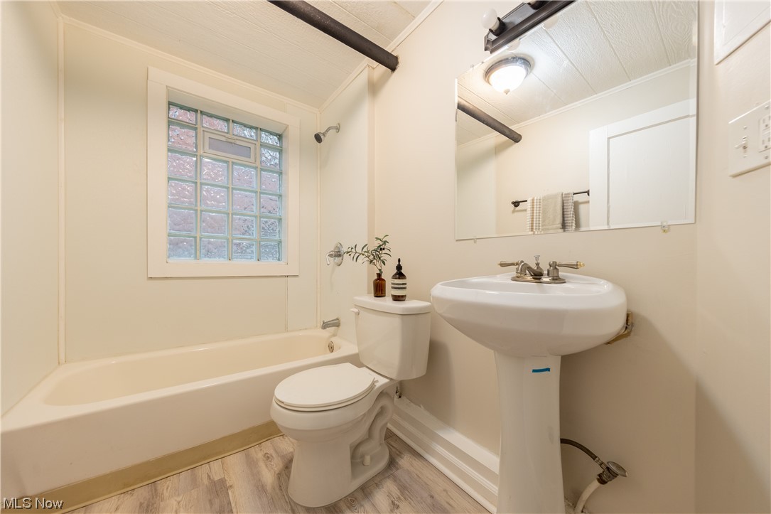 2116 Surrey Road, Unit 5 Cleveland, OH 44106 - Photo 17 of 19 The Full Bathroom with new flooring