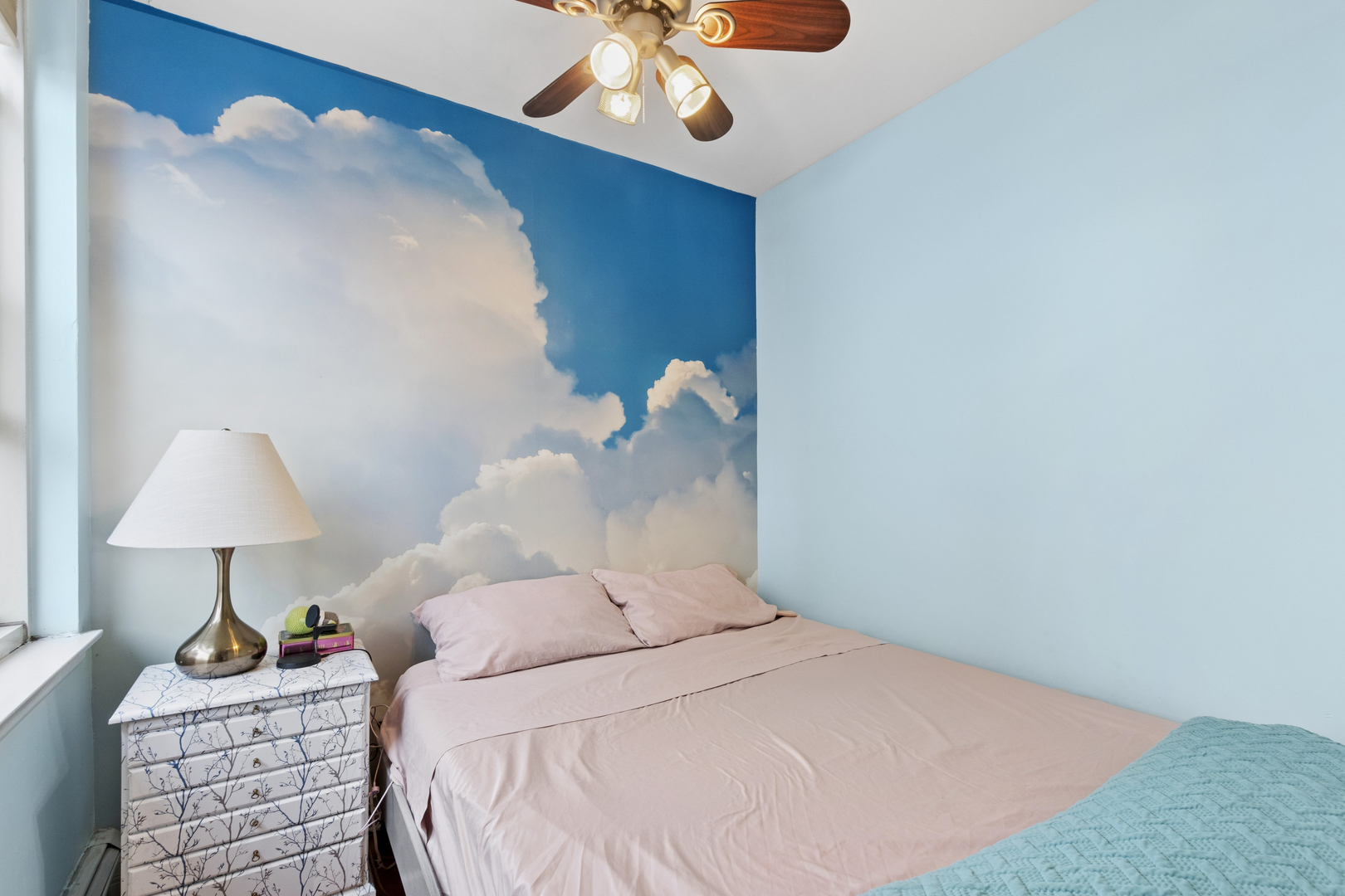 3033 North Sheridan Road, Unit 1502 Chicago, IL 60657 - Photo 7 of 19 a bedroom with a bed and a lamp