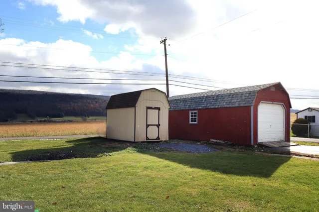 a view of a backyard with pathway