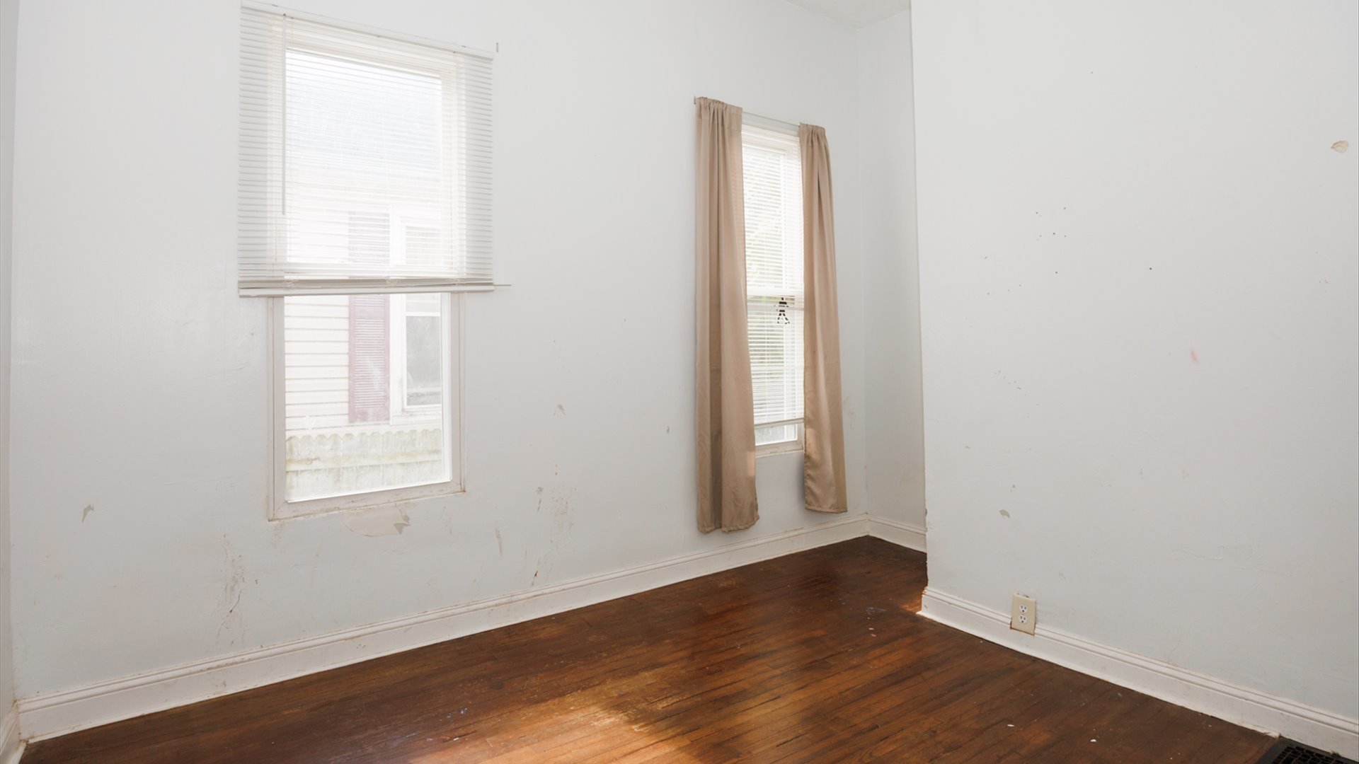 802 South Madison Street Bloomington, IL 61701 - Photo 20 of 33 an empty room with wooden floor and windows