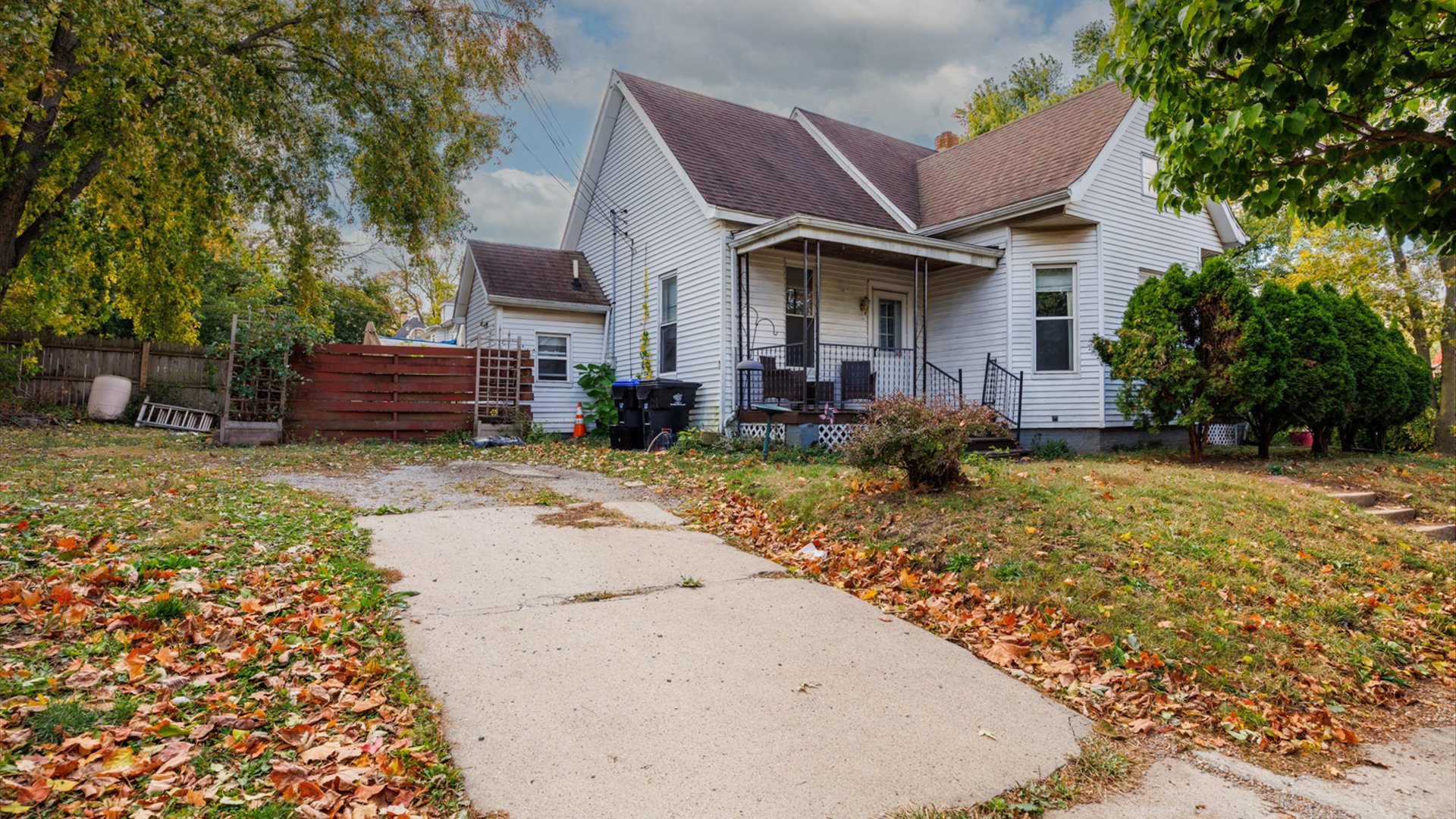 802 South Madison Street Bloomington, IL 61701 - Photo 5 of 33 front view of a house with a yard