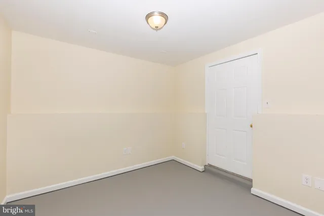a view of a roof deck with table and chairs a barbeque with wooden floor and fence