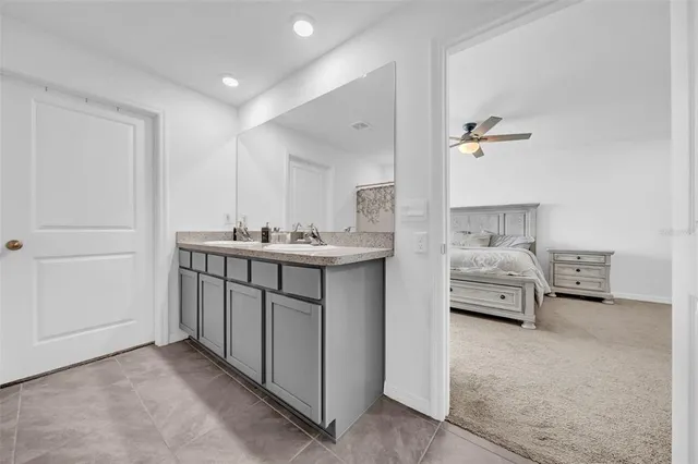 a en suite bathroom with a double vanity sink and mirror