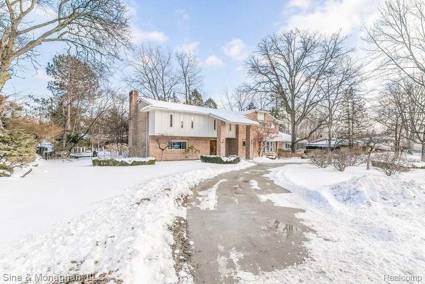 1228 Stuyvessant Road Bloomfield Hills, MI 48301 - Photo 2 of 49 Circular drive