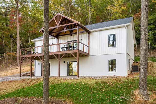 a view of a house with backyard