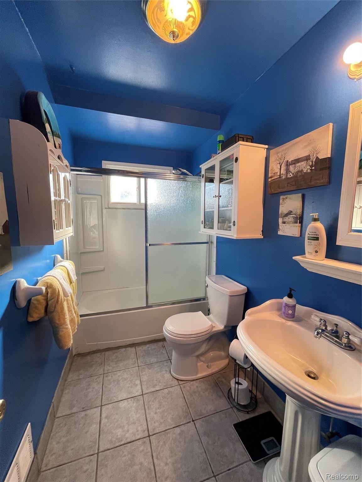 2700 East Wardlow Road Highland, MI 48356 - Photo 18 of 30 WARDLOW MAIN FLOOR BATH.jpg