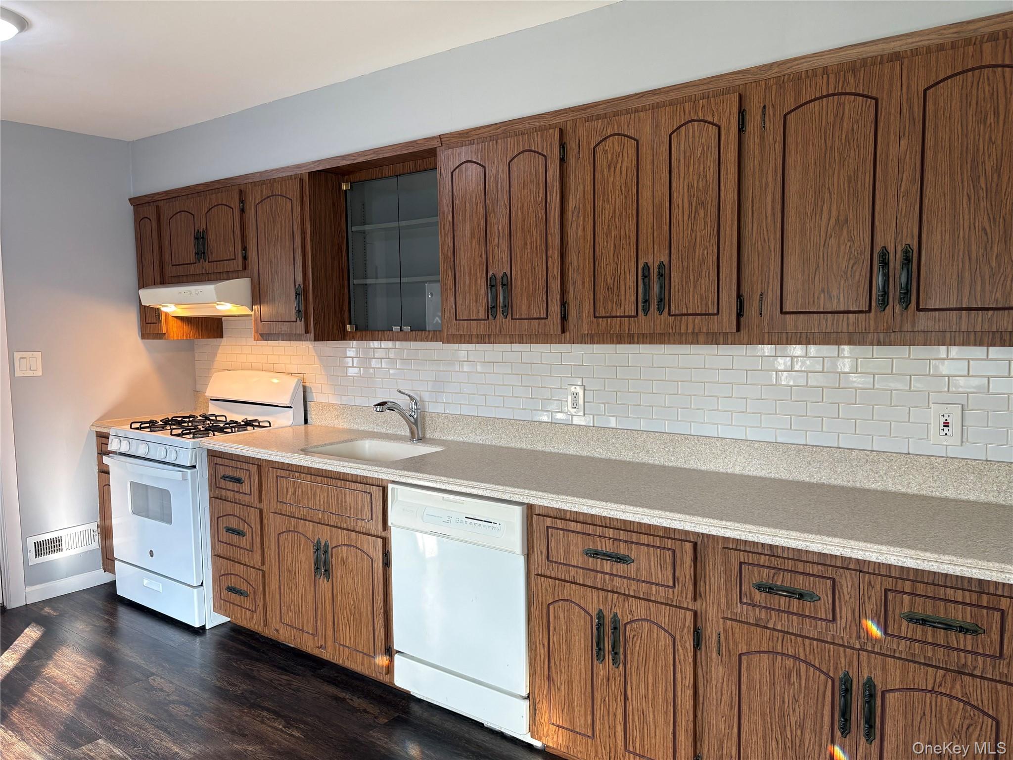 266 Central Park Road Plainview, NY 11803 - Photo 7 of 22