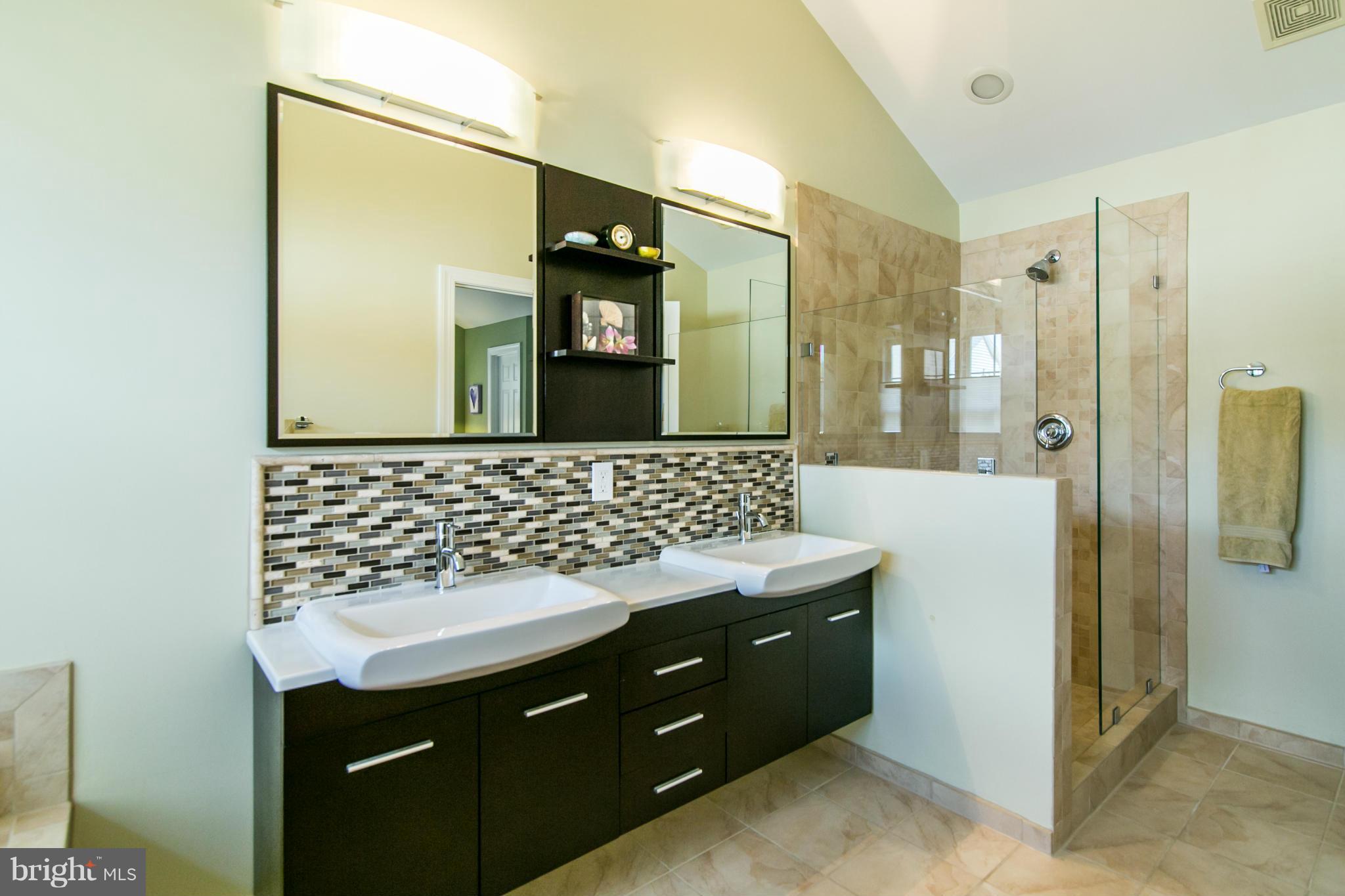 130 Roland Court Southwest Vienna, VA 22180 - Photo 16 of 30 Bath (Master)