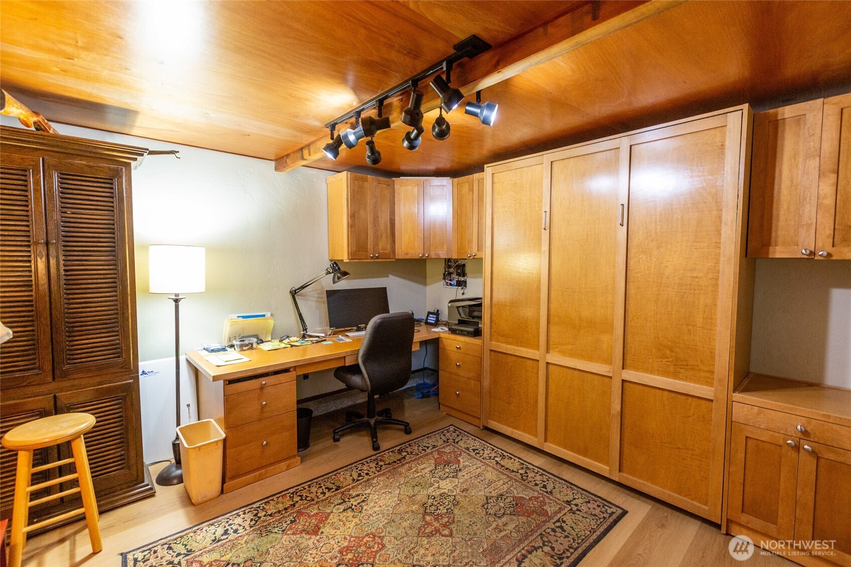 128 White Point Road Friday Harbor, WA 98250 - Photo 32 of 40 a workspace with table and chair